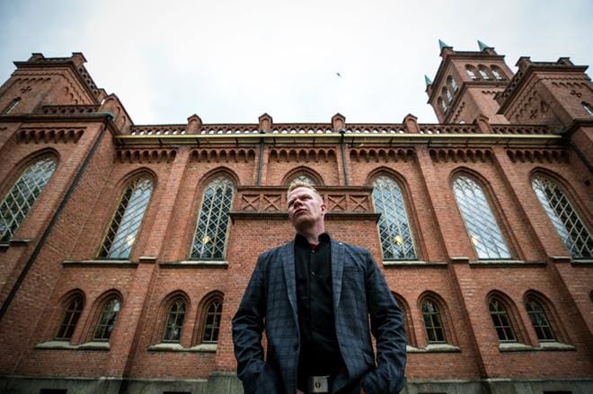 Vaasan seurakuntayhtymän kiinteistöpäällikkö Kalle Pulkkinen kertoo, että Vaasan kirkon julkisivua päästään vihdoin saneeraamaan tänä kesänä. Arkistokuva: Paula Kaskimaa