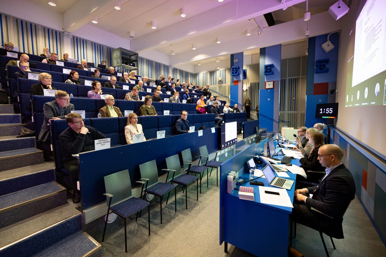 Etelä-Pohjanmaan aluevaltuusto päätti viikko sitten maanantaina muun muassa muutoksista vuodeosastoverkkoon ja siihen liittyviin ikäihmisten palveluihin. Arkistokuva.