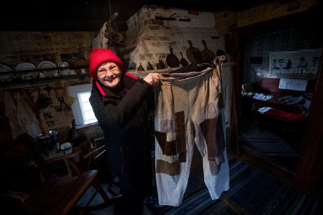 Raija Kivioja esittelee Kauniaisista Nuukuuren museolle lähetettyjä 60 vuotta vanhoja housuja. Ilmeinen Laihia-fani halusi lähettää housut paikkakunnan museoon. Rouva ei ollut raaskinut heittää mukavia pöksyjä roskiin, oli vain paikannut niitä. Hän oli ostanut ne 14-vuotiaana ensimmäisellä juoksutytön palkallaan. Rouva lähetti housujen mukana terveisiä Laihialle, että osataan sitä muuallakin nuukailla. Kuva: Jaakko Elenius
