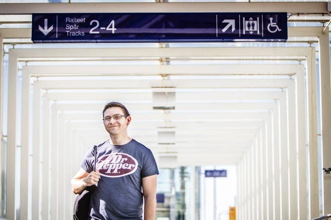 Tunnettu pelikasvattaja Mikko Meriläinen kehottaa lasten vanhempia pelaamaan välillä digipelejä yhdessä lasten kanssa lautapelien tapaan. KUVA: MAIJA SAANIO