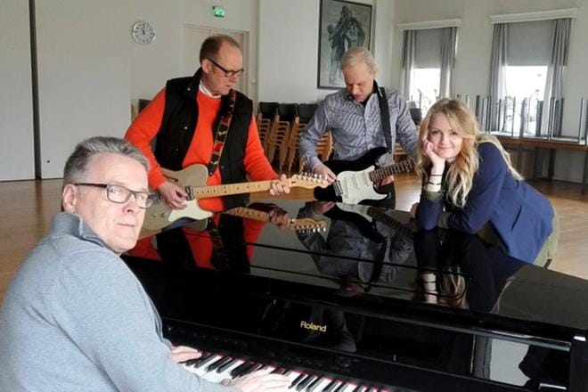 Birger Enholm, Krister Strömbäck, Lasse Luomala ja musiikinopettaja Linda Rönnholm tietävät, miten paljon musiikkiharrastuksesta voi saada irti. Rönnholm vinkkaa, että syksyn ryhmässä aloittaa taas uusi yhtye. Kuva: Sara Katajakoski