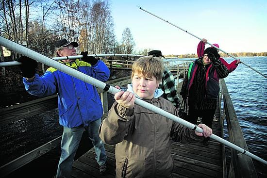 Taneli Ritvonen, 13, kokeili lippoamista ensimmäistä kertaa Kuusisaaren kalastuslaiturilla yhdessä muiden ensikertalaisten kanssa.