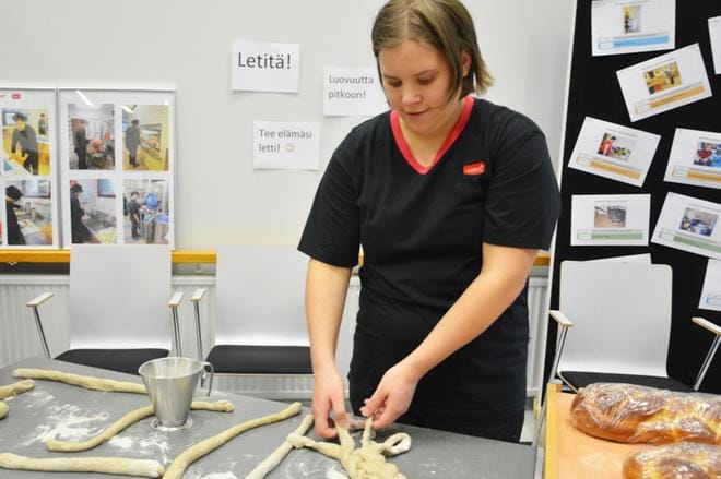Johanna Rannanmäki letitti pullapitkoa näppärästi. KUVAT: MIINA HAKALA