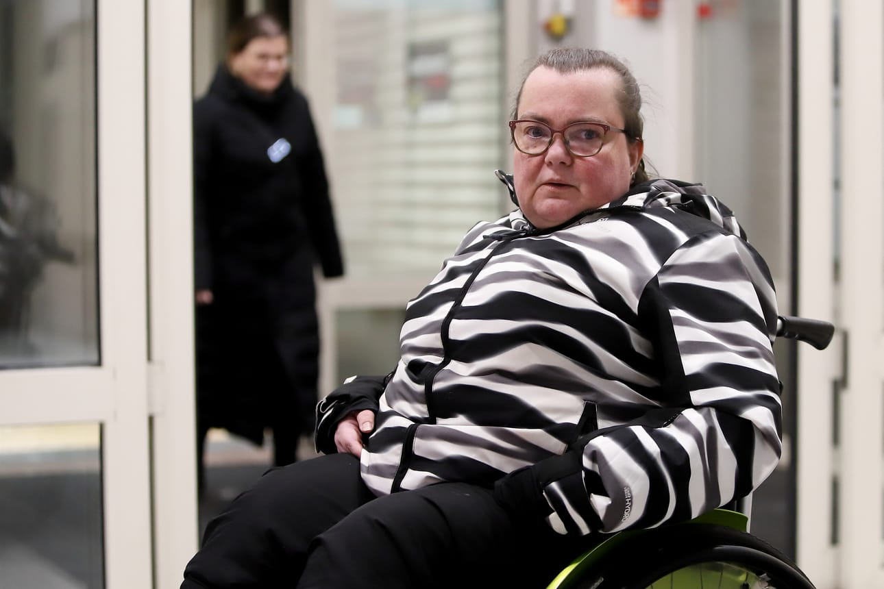 Minna Auranen on lähdössä kotiin keskustelutilaisuuden jälkeen. Hän ei tilannut kyytiä Tervialta, koska etukäteen ei ollut tiedossa, kuinka kauan tilaisuus kestää.