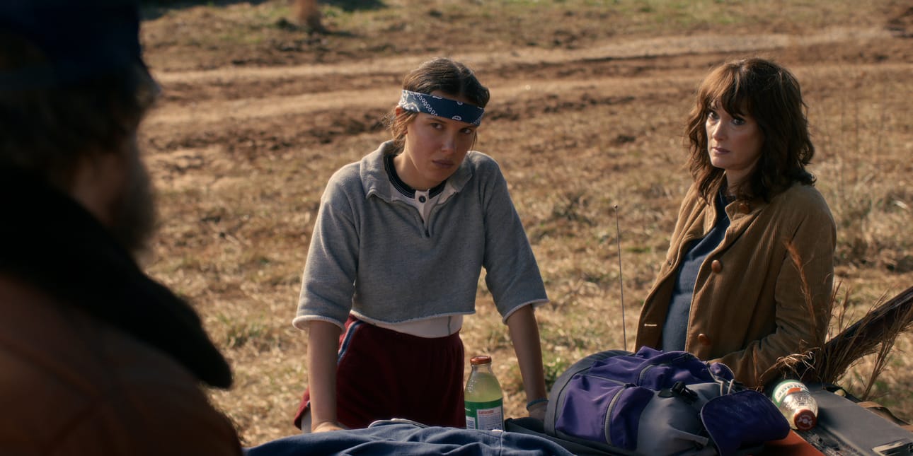 Millie Bobby Brown (vas.) nousi tähteyteen Stranger Thingsin myötä. Myös Winona Ryder näyttelee sarjassa keskeistä roolia.