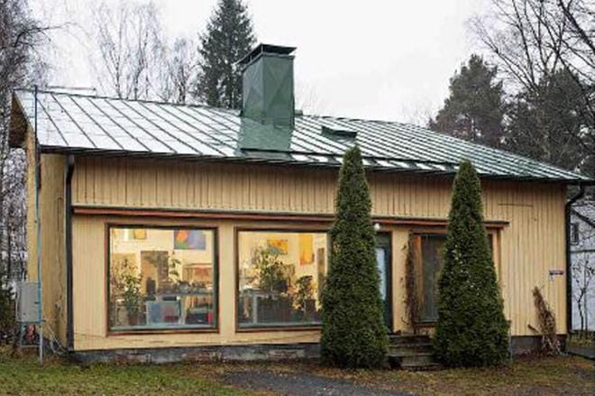 Hallilan osuuskauppa palveli seinäjokelaisia vuodesta 1958 vuoteen 1980. Vuonna 1995 alkoi rakennuksen uusi elämä taiteilijakotina. KUVA: SIRKKA-LIISA SIHVONEN