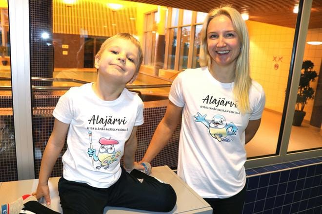Alajärven Kunnon kuntalainen on vuonna 2020 Henna Matintupa, joka on harrastanut liikuntaa eri muodoissaan monipuolisesti koko elämänsä. Hänellä on myös monipuolinen kilpaurheilijan tausta. Hän innostaa myös muita liikkumaan ja on ollut Liikunta-aalto-projektin vetäjänä Alajärvellä. Kuvassa Henna Matintupa ja poikansa Peetu sonnustautuneina malleiksi uusiin Alajärven t-paitoihin. KUVA: SAILA COLLANDER KUVA: