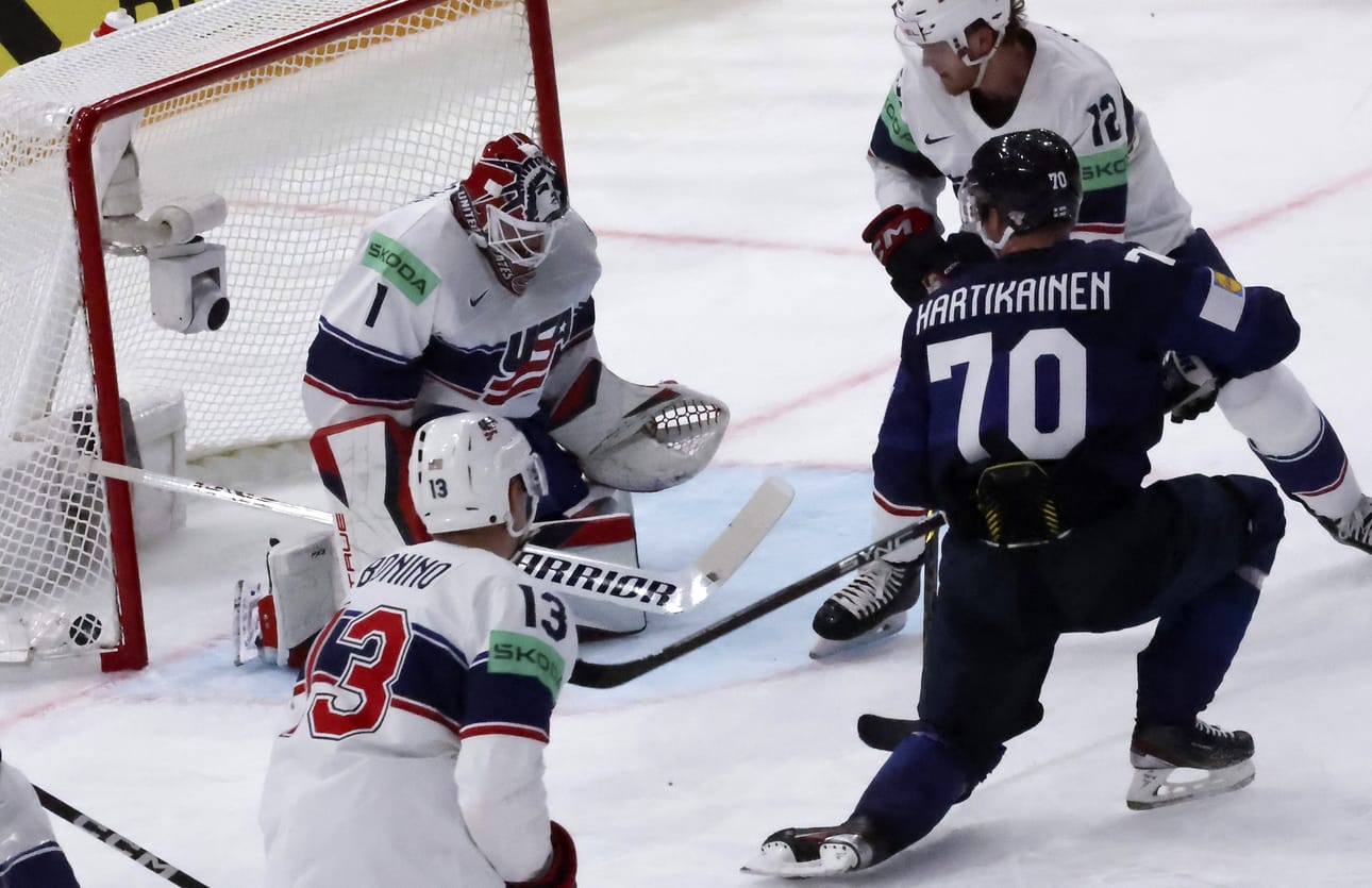 Tässä vaiheessa näytti lupaavalta. Teemu Hartikainen ohjaa ottelun avausmaalin.