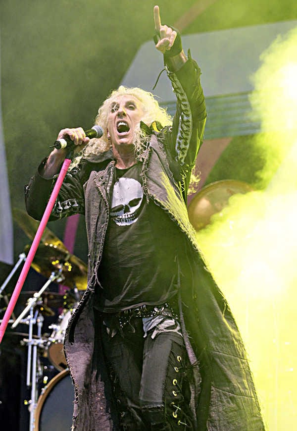 Twisted Sisterin nokkamies Dee Snider rokkasi pinkin mikkitelineensä kanssa.