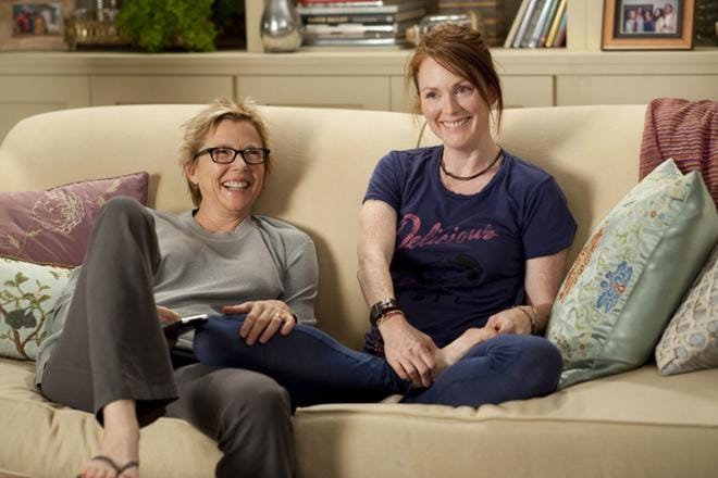 The Kids Are All Right on vuoden parhaan elokuvan Golden Globen voittanut draamakomedia kahden äitinsä (Julianne Moore ja Annette Bening) kanssa asuvista teini-ikäisistä sisaruksista, jotka päättävät ottaa yhteyttä biologiseen isäänsä (Mark Ruffalo). KUVA: Liv