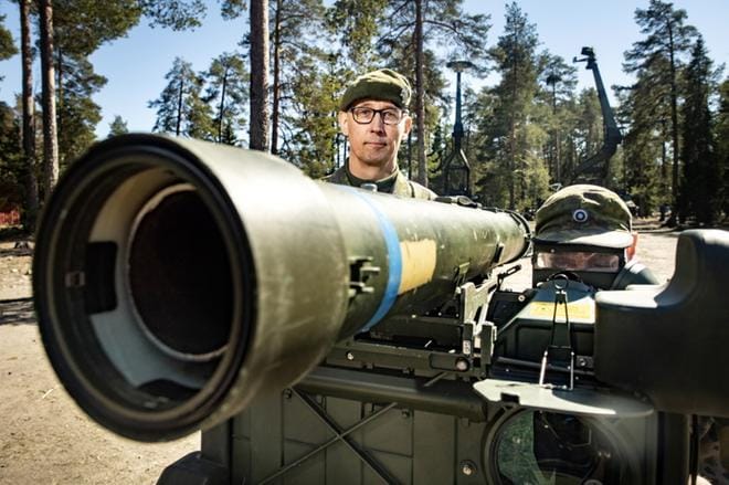 Eversti Sami-Antti Takamaa johtaa Lohtajan ilmapuolustusharjoitusta. Etualalla ilmatorjuntaohjusjärjestelmä ITO05M, jota käytti oppilaskorpraali Jake Ollikainen. Kuva: Jukka Lehojärvi