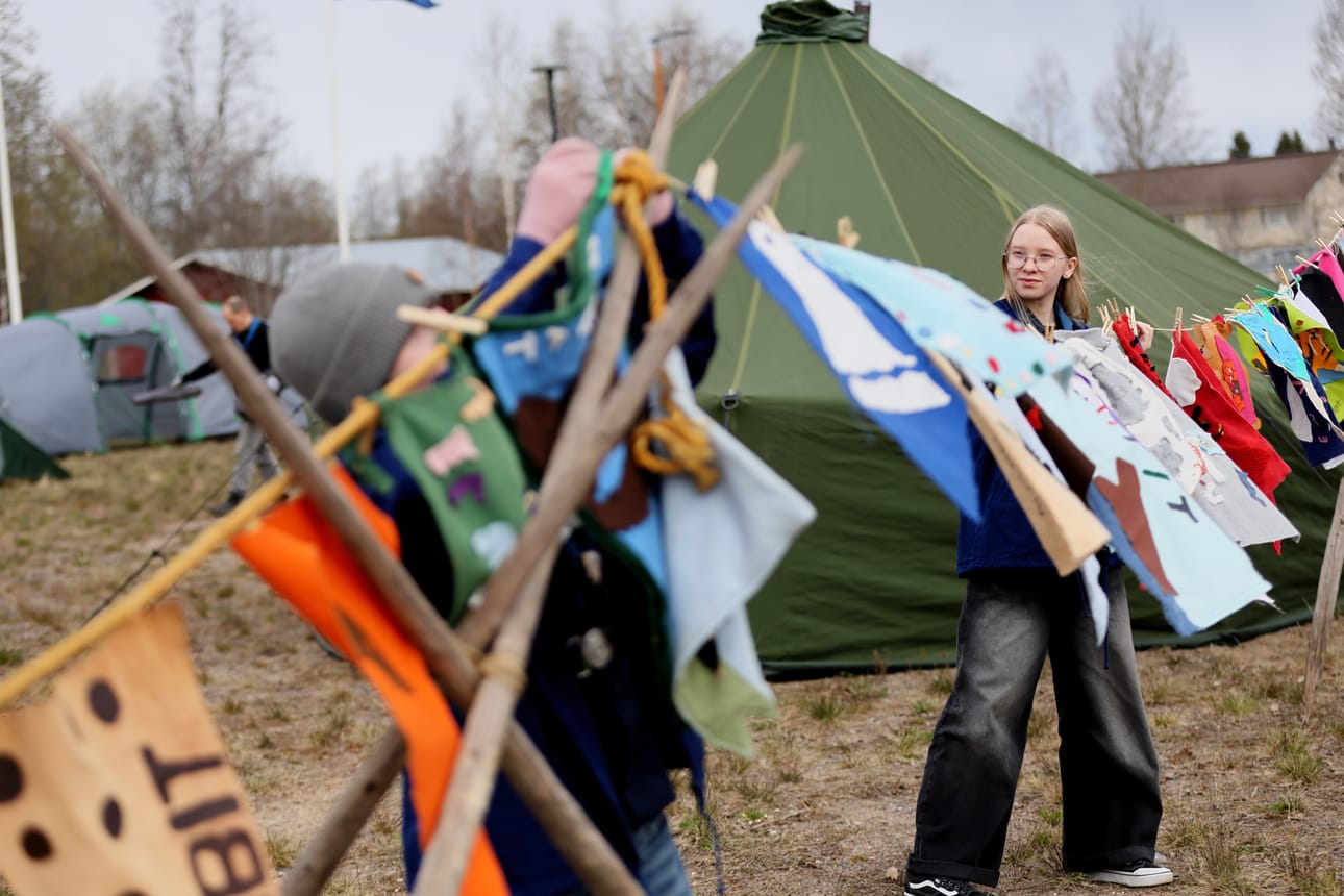 Anni Lajunen (edessä) ja Lilja Bäckman virittivät viirejä näytille.