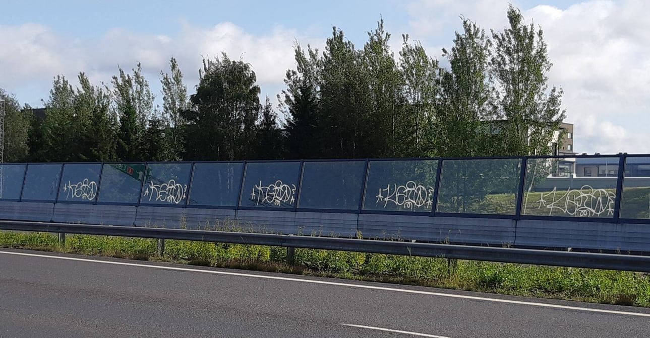 Eri puolilla kaupunkia oleviin kiinteisiin rakenteisiin on ilmestynyt tekstejä.