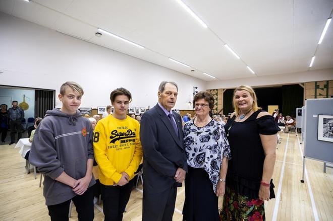 Lähes koko Pauli ja Mirja Nevalan perhe oli mukana kirjan julkistuksessa. Ainoastaan nuorempi tytär Maarit ei päässyt paikalle, mutta hänen poikansa Panu (vasemmalla) ja Niko Mäkynen olivat yhdessä Nevaloiden vanhemman tyttären Marjon kanssa. KUVA: JARNO PELLINEN
