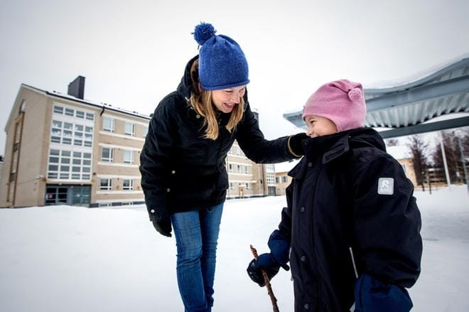 Maria Miettinen-Battistini ihmettelee, miksi kaupunki lakkautti Asevelikylän ja Teeriniemen koulut. Jos ne olisivat käytössä, ei Huutoniemen koulu olisi tupaten täynnä. KUVA: PAULA KASKIMAA