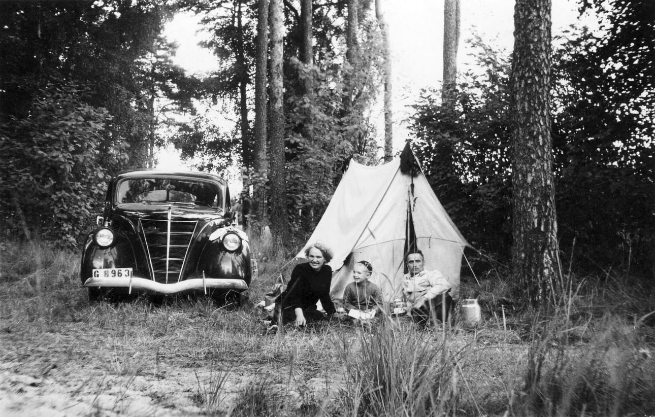 Gröningin perhe autoili Etelä-Ruotsista Rovaniemelle useita kertoja. Lea, poika Hans ja isä Hans kuvattiin Fordin ja teltan edessä 1950-luvun alussa.