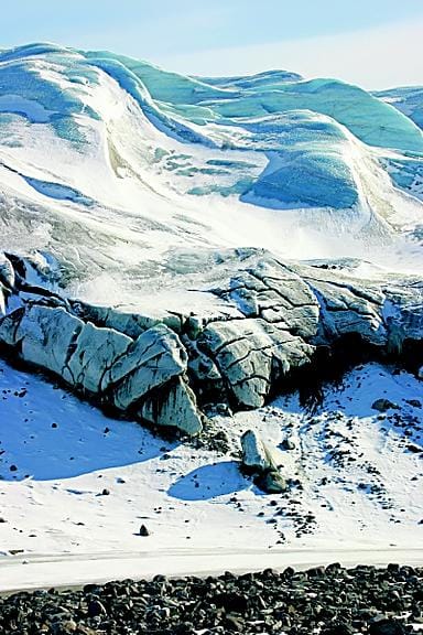 (Kuvat jäätiköstä, "Piikit6" ja "Jäätikön laita21")Grönlannin mannerjäätikön alta paljastuu Kangerlussuaqissa kivinen erämaa.