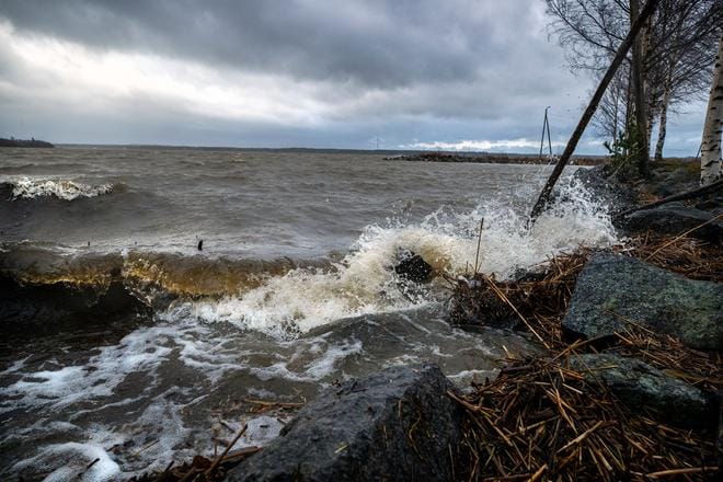 Meriveden pinta heilahteli myrskypäivän aikana, ja voimakkaat aallot irrottivat joidenkin veneiden kiinnityksiä. Kuva on Vaasan vankilanrannasta. Kuva: Jarno Pellinen