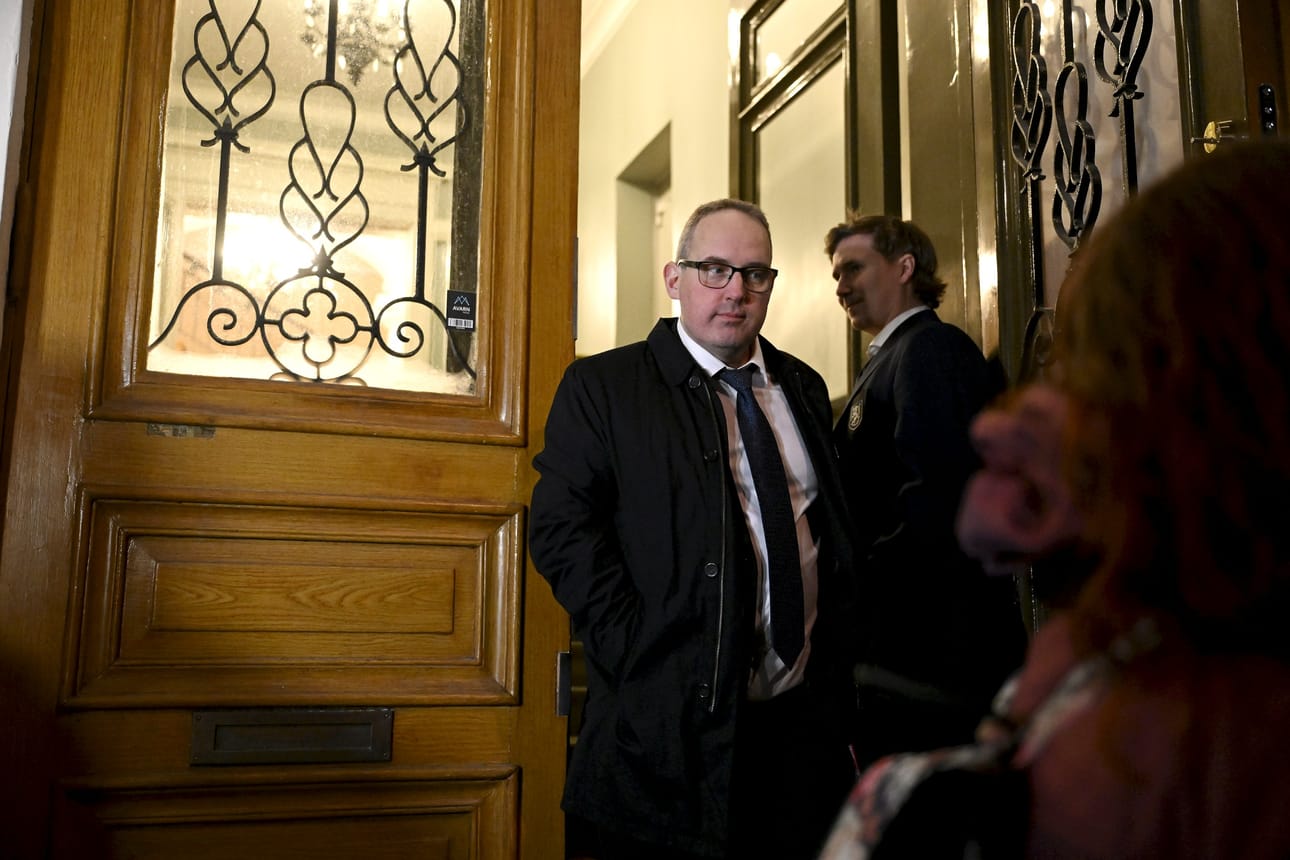 Perussuomalaisten eduskuntaryhmän puheenjohtaja Jani Mäkelä kummastelee työministerin rekrytointimatkaa. Arkistokuva Mäkelästä keskiviikolta Valtioneuvoston juhlahuoneisto Smolnan edustalta. LEHTIKUVA / Antti Aimo-Koivisto