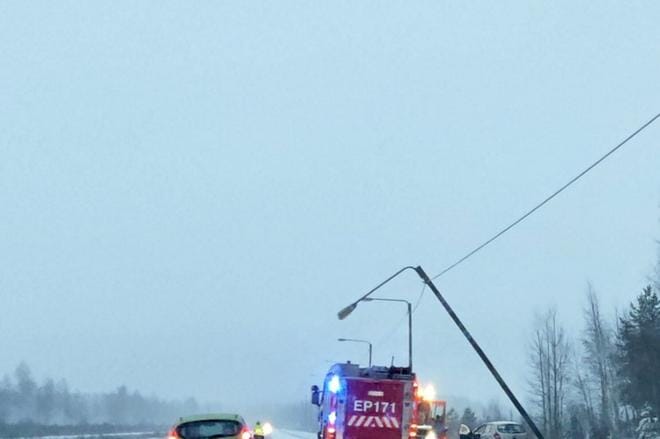 Pelastuslaitos sai ilmoituksen Ilmajoella tieltä suistuneesta henkilöautosta kello 8 jälkeen. KUVA: ELINA NYSTRÖM