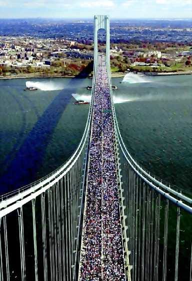 Ruuhkaa sillalla . Verrazanon silta vie juoksijat Staten Islandista Brooklyniin. Kuva on vuoden 2000 maratonilta, johon osallistui likimain 30 000 juoksijaa.