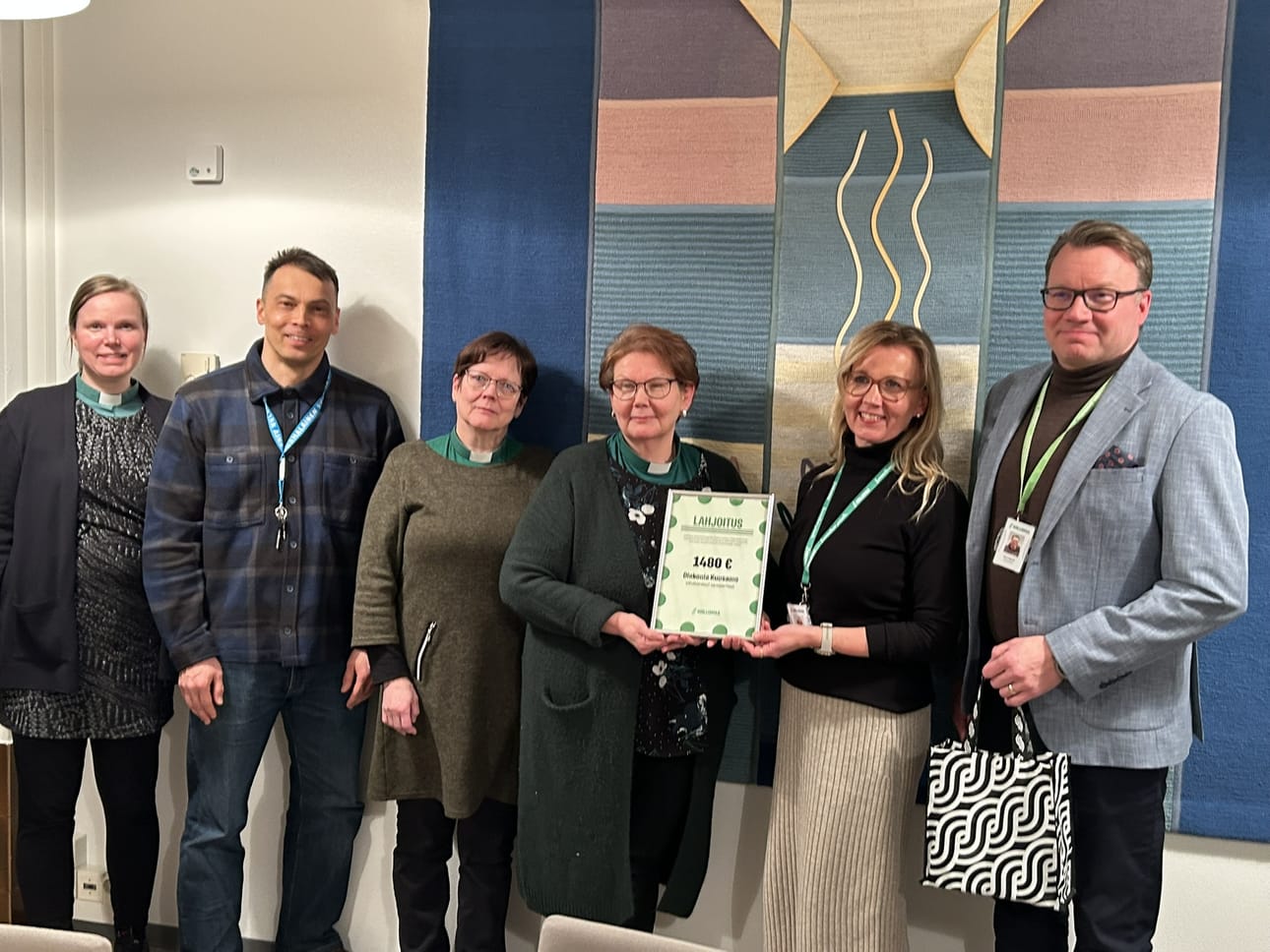 Koillismaan Osuuskaupan Harri Lämsä (oik.) ja Mari Vartiainen lahjoittivat Stemman huutokaupan Kuusamon osuuden varat seurakunnan diakoniatyölle jaettavaksi eteenpäin vähävaraisille lapsiperheille. Lahjoitusta olivat vastaanottamassa Paula Pesonen-Kytömäki, Anne Vanttaja, Nathan Enaka ja Maria Törmänen (vas.)