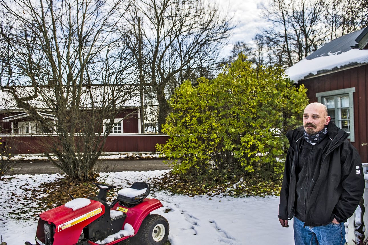 Johan Sjöblom asuu Raaseporissa Leksvallintien varrella. Hänen talonsa edessä on puomein vartioitu tasoristeys. Toisessa päässä tietä puomeja ei ole.