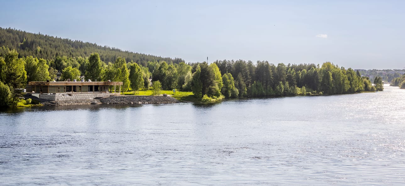 Tuleva saunaravintola näkyy Suutarinkorvan sillalta.