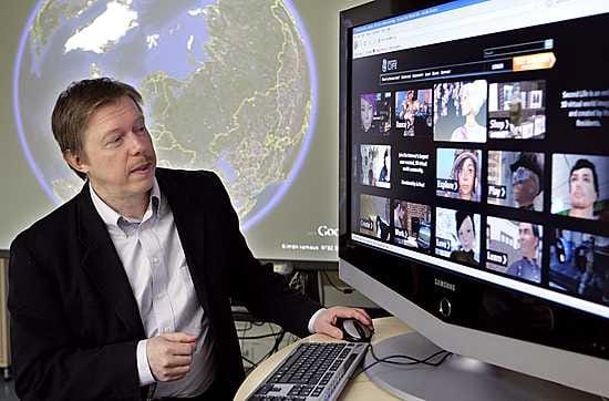 Oulun yliopiston informaatiotutkimuksen ja viestinnän professori Erkki Karvonen kaipaa nettikirjoittajilta omaa vastuuta sanomisistaan ja kirjoittelemisistaan.