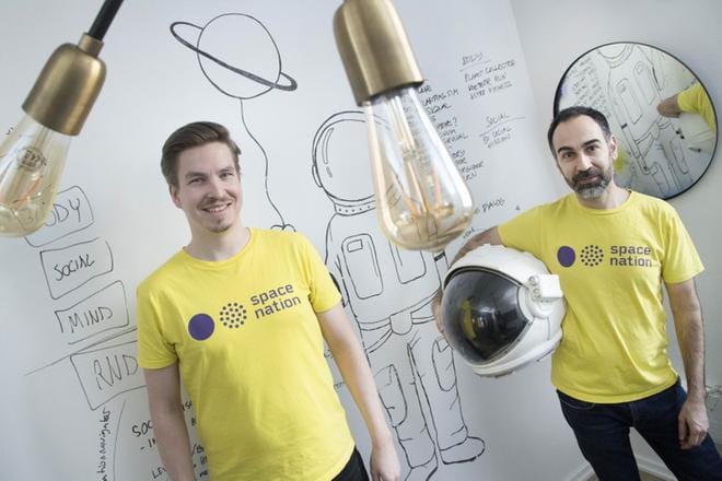 Space Nationin perustajat Kalle Vähä-Jaakkola (vas.) ja Mazdak Nassir haluavat lähettää ihmisiä avaruuteen ja lisätä maailman asukkaiden tietoa avaruudesta. KUVA: Mauri Ratilainen / Compic