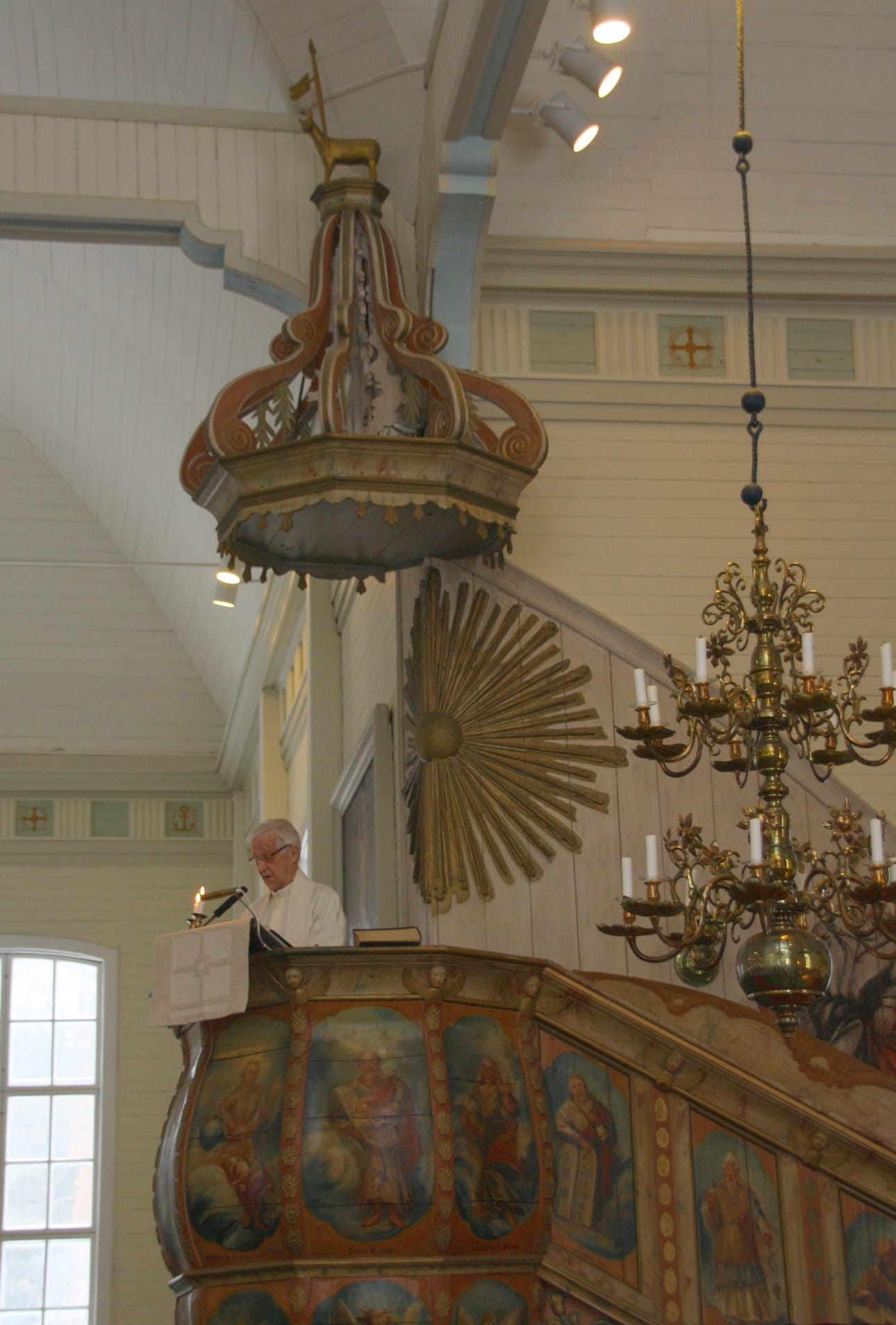 Rantsilalaislähtöinen rovasti Väinö Simojoki puhui saarnassaan kahdesta hänelle tärkeästä asiasta: Marian-päivästä ja Rantsilan kirkosta. Rantsilan kirkon saarnastuoli on puuseppä Amströmin käsialaa. Mikael Toppelius koristeli sen vuonna 1794. Kuvassa näkyvä barokkikruunu oli jo vanhassa kirkossa.