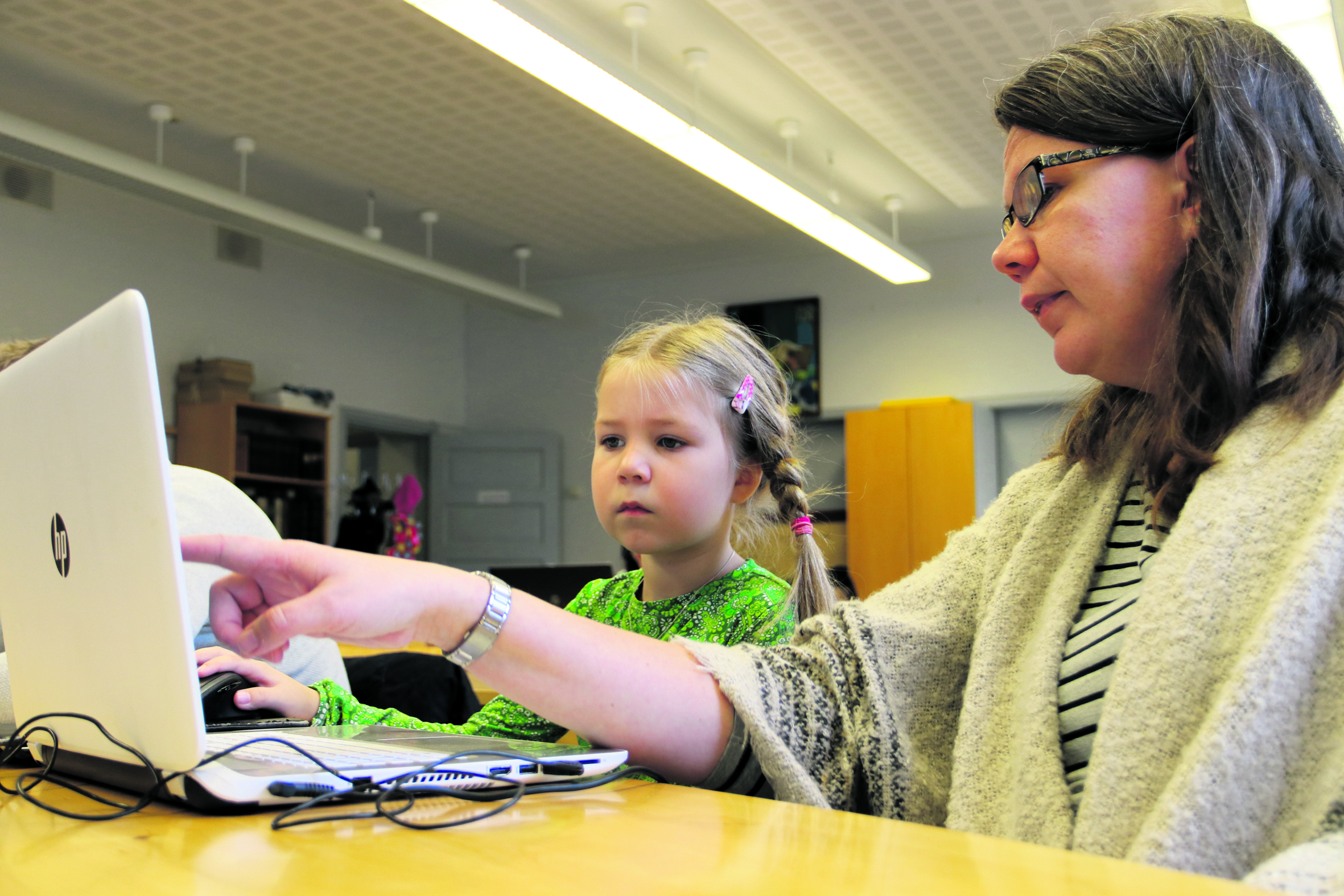 Virpi (oikealla) ja Vilja-Tuulia Väisänen tutustuivat yhdessä koodauksen saloihin. Ohjelmoinnin periaatteita lähestyttiin yksinkertaisen turtle-sovelluksen avulla.