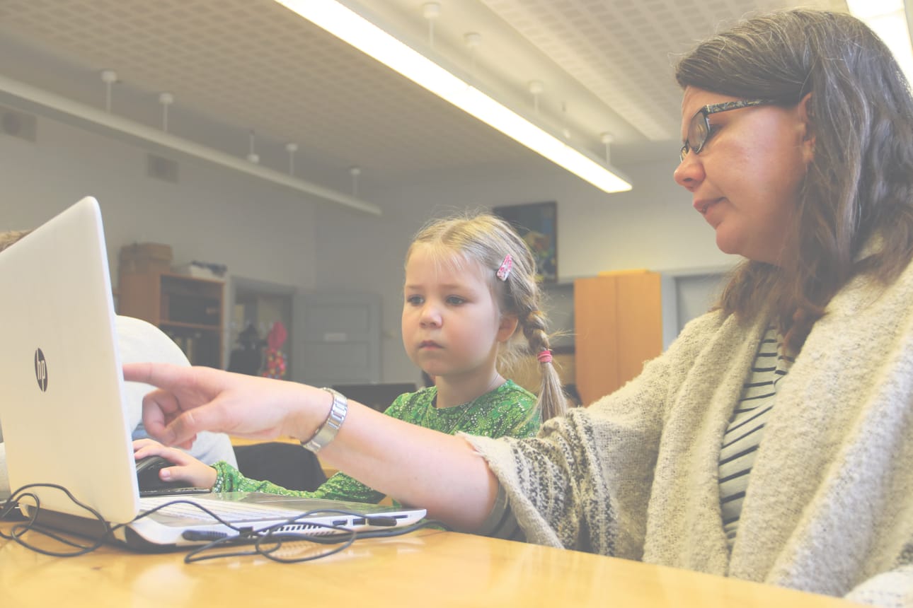 Virpi (oikealla) ja Vilja-Tuulia Väisänen tutustuivat yhdessä koodauksen saloihin. Ohjelmoinnin periaatteita lähestyttiin yksinkertaisen turtle-sovelluksen avulla.