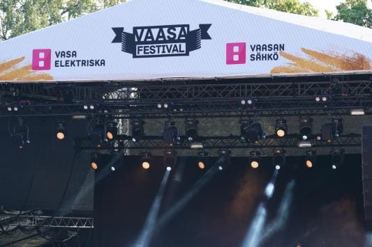 Ensimmäisen festivaalipäivän avasi Samuli Edelmann & Orkestra Suora Lähetys. KUVAT: SAMPPA TOIVONEN JA SAMI PELTONIEMI