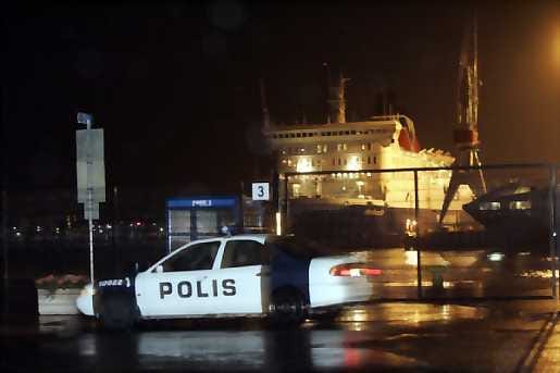 Poliisi etsi vihjeen perusteella räjähdelastia Helsingissä yöllä.