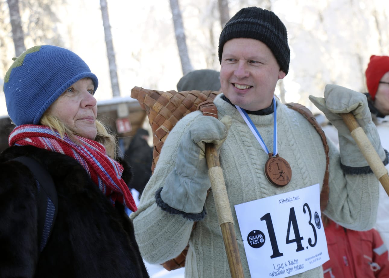 Haapavetisestä historiasta henkiinherätetty hiihtäjälegenda kertoili puisista suksista ja perinteisestä hiihtämisestä yleisölle.