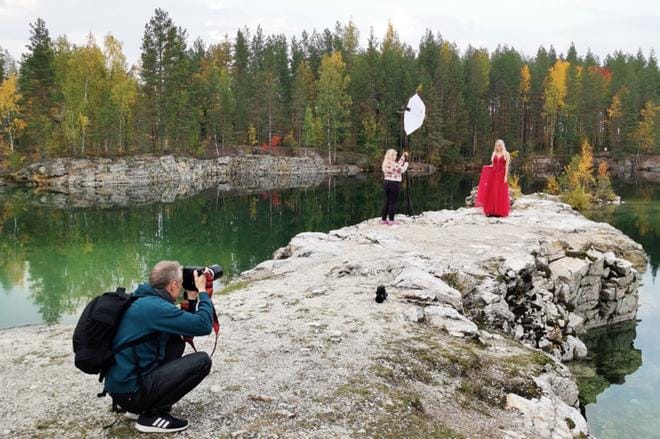 Kisakuviaan Iida Hynnilä otatti muun muassa Kaatialan louhoksilla. Kuvassa myös valokuvaaja Anssi Leppänen ja avustaja Emilia Hynnilä. KUVAT: KIRSI HYNNILÄ