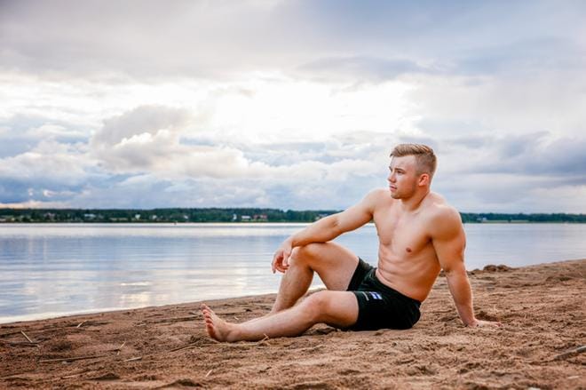 Lapuan Virkiän painija Mikko Peltokangas esitteli sunnuntaina lihaksikasta vartaloaan Kuortaneenjärven aurinkoisella hiekkarannalla. Kuvat: Niko Saarinen / Studio Saarinen