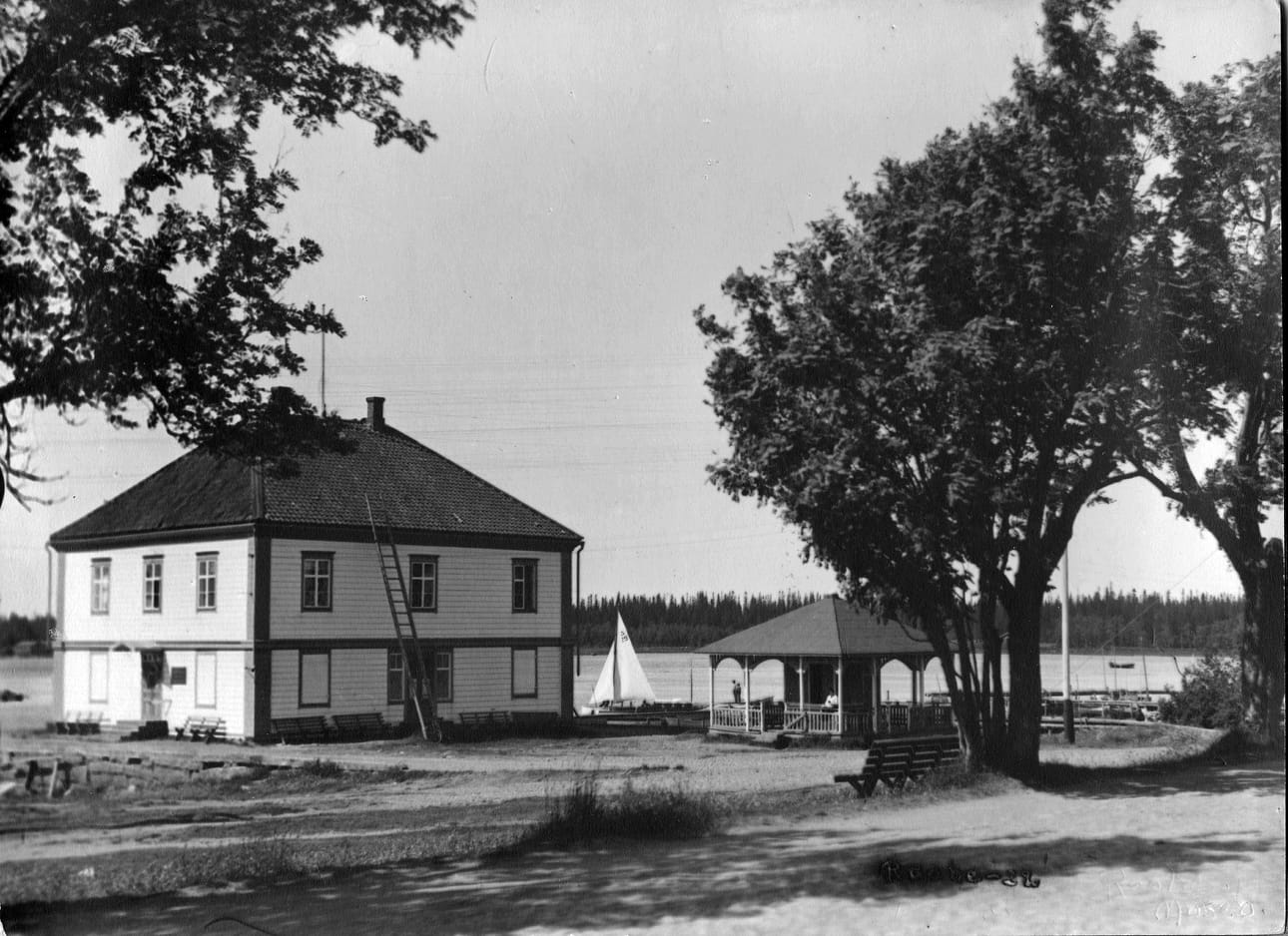 Rantakoppi oli Pirkko Rautiolle mieluinen kesätyöpaikka. Kansainvälisen tuulahduksen asiakaskuntaan toivat ulkomaiset merimiehet, joita tuli Lapaluodon satamasta kaupunkiin ostoksille.