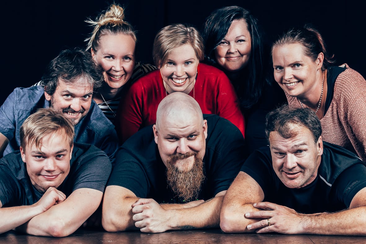 Kuvassa alarivissä vasemmalta Arttu Nivala, Joonas Väärni ja Paavo Kotkavaara. Ylärivissä vasemmalta Anssi Pesonen, Satu Heiskari, Iina Tuomela, Minna Kallankari ja Ulla-Maija Aaltomaa.