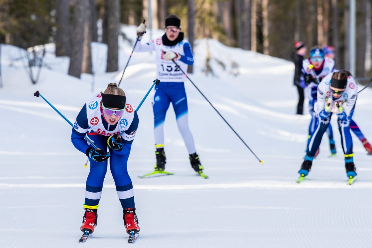 Martta Pekkala (edessä) Koululiikuntaliiton mestaruuskilpailuissa Rovaniemelle talvella 2024.