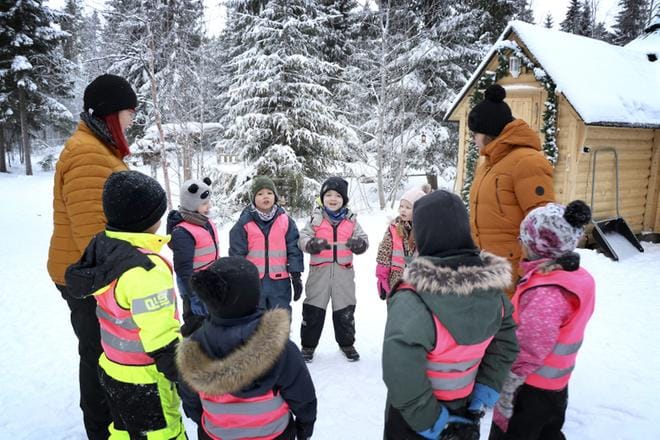 Vasemmalla seisovan Päivi Hautakankaan vieressä ovat Väinö Luoma, Eliel Kallio, Iivo Jaatinen ja Mette Myllyaho. Leikkiin johdattelee Merja Sillanpää. KUVAT: JOHANNA KATAJA