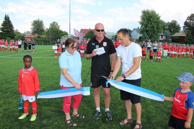 Joy Nwosy ja Kristian Enlund pitivät juhlanauhaa, jonka Veronica Höijer-Kalliomäki, Sportingin valmentaja Janne Lindström ja Kevin Skogman leikkasivat poikki. KUVA: TAUNO RIIHILUOMA