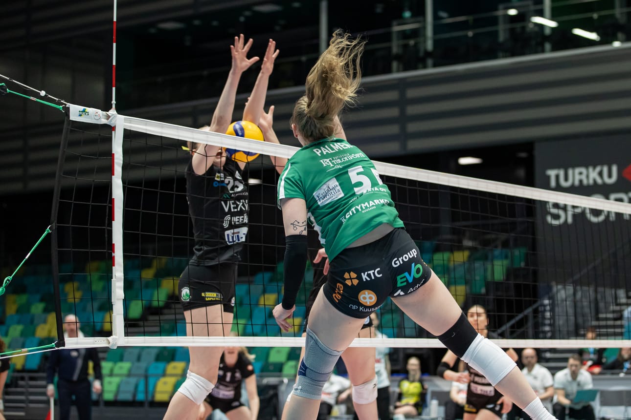 Suomen Cupin finalistijoukkueet Pölkky Kuusamo ja Puijo Wolley kohtasivat lauantaina Kuopiossa. Kuvassa cupin finaalissa hyökkää Madeline Palmer. Puijolta torjumassa Selma Räsänen.