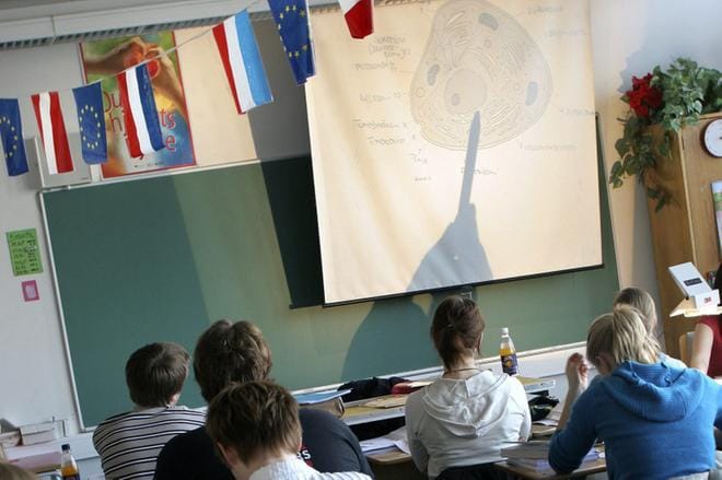 Yli 25-vuotiaat voivat lakimuutoksen jälkeen osallistua alle kuusi kuukautta kestäville valmennuskursseille ja saada työttömyysetuutta ilman, että TE-toimistolle tarvitsee tehdä siitä erillistä selvitystä. KUVA: Janne Ruotsalainen