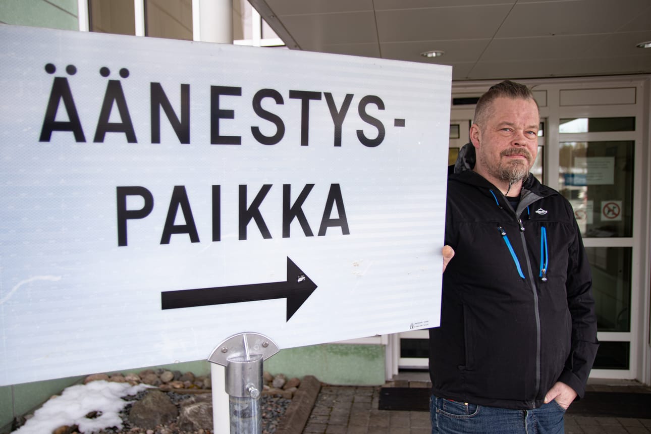Kai Nevala kävi ennakkoäänestämässä keskiviikkoaamuna Kuusamotalolla.