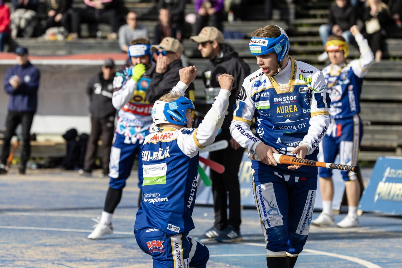 Numerolle 6 vaihdettu Markus Keski-Petäjä pelasi vahvasti. Hänen paikkansa ykköskärkenä otti kahdesti kotiin ehtinyt Perttu Olli (oik.).