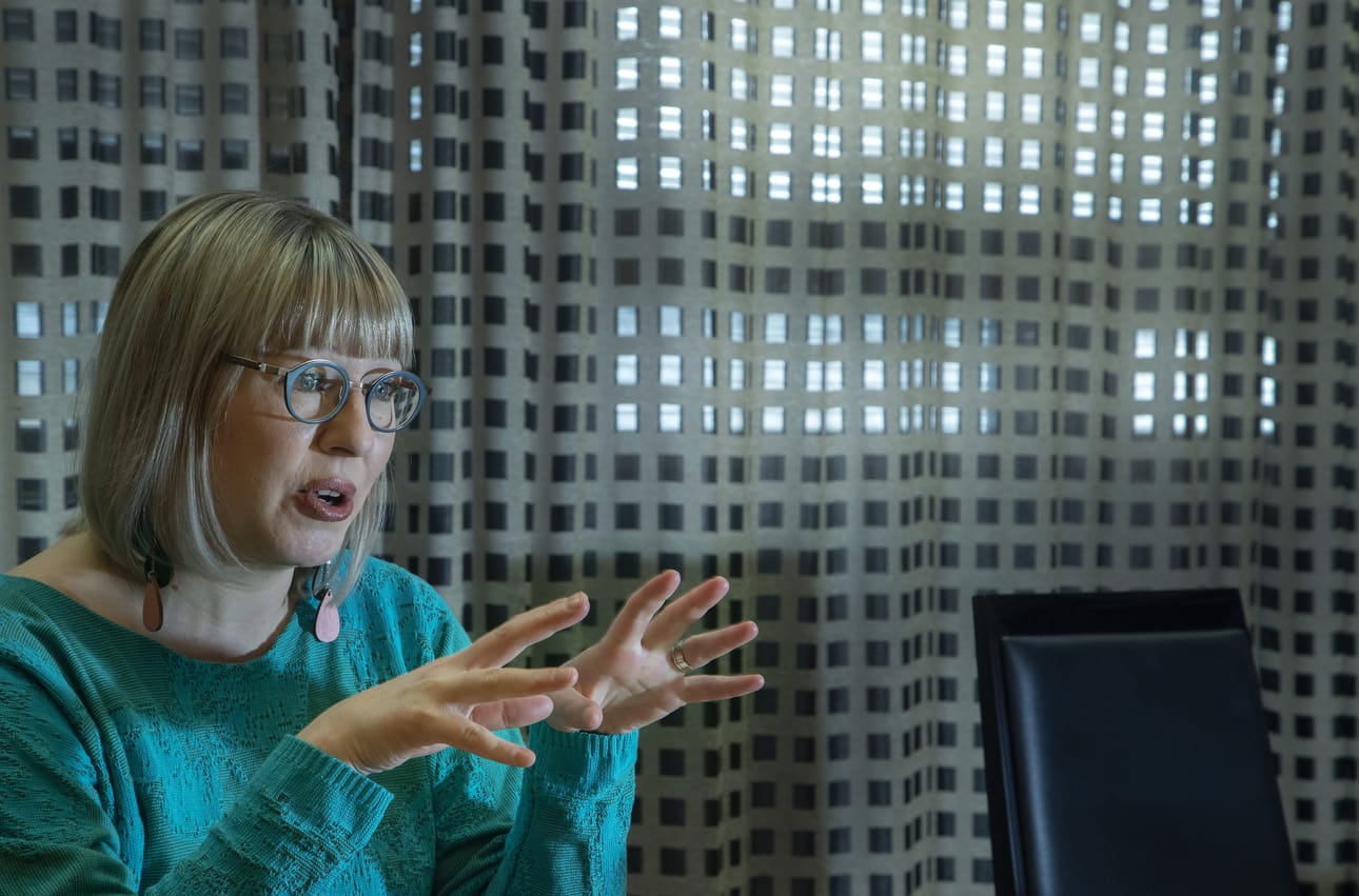 Sosiaali- ja terveysministeri Aino-Kaisa Pekonen on vakuuttanut, että maskien yhteishankinnasta myöhästyminen ei hidastanut suojainten saantia.