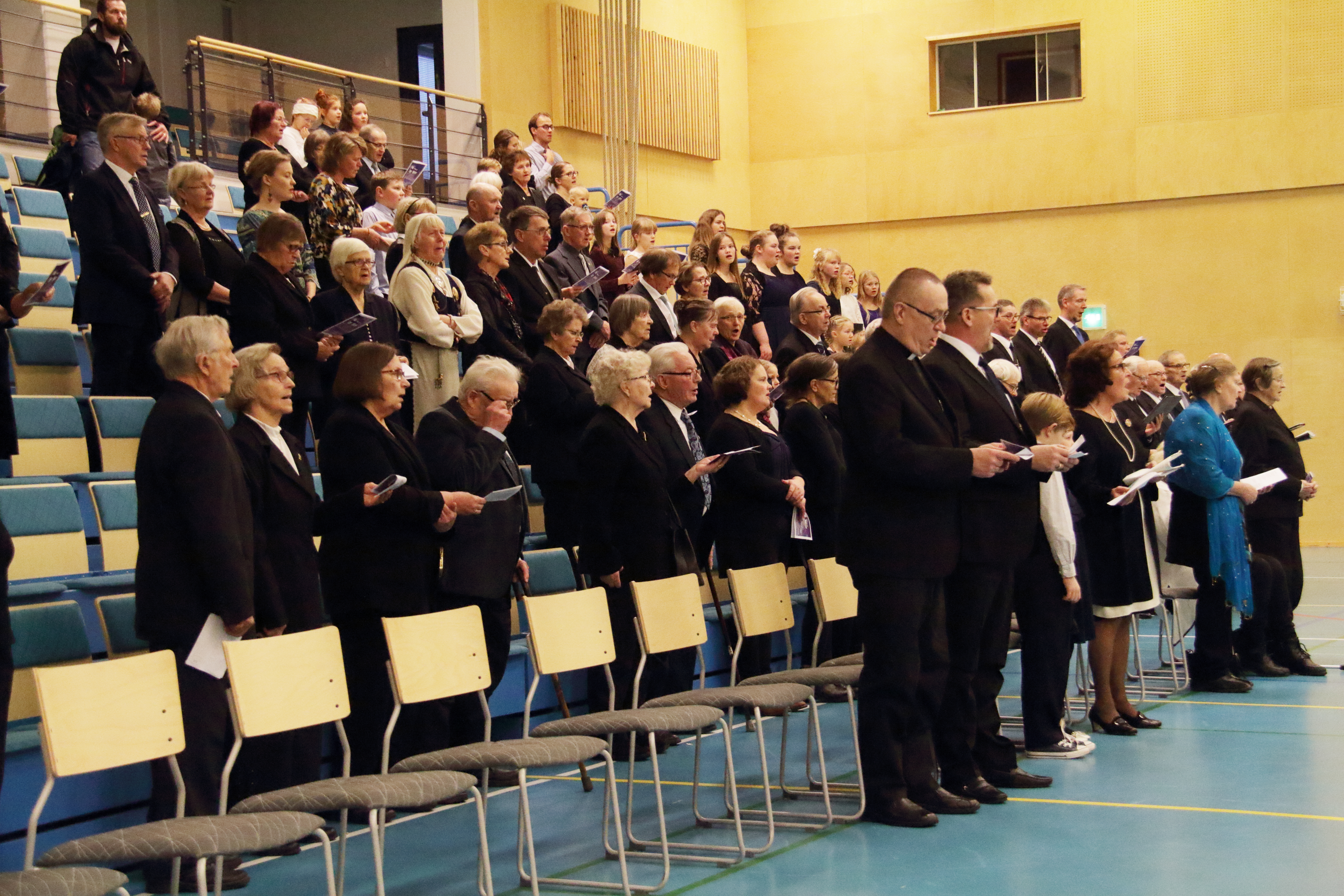 Kärsämäen itsenäisyyspäiväjuhlan päätti seisten yhdessä laulettu Maamme-laulu.