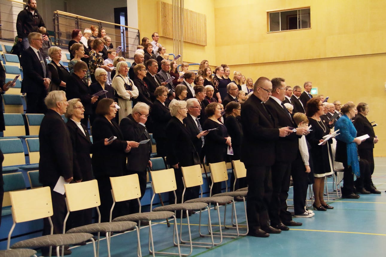 Kärsämäen itsenäisyyspäiväjuhlan päätti seisten yhdessä laulettu Maamme-laulu.